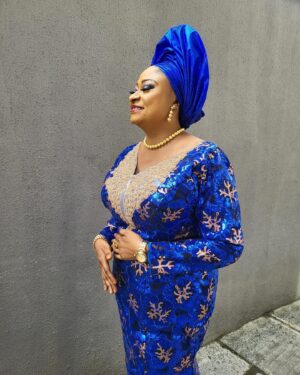 Ronke Oshodi Oke Instagram - Out for the 50th birthday of my dear brother @kunleafod. 

Which is your favorite slide ?

Jewelry: @oriadegold_jewelry 

Makeup 💄@fadebeauty_glam 

#KunleAfodAt50