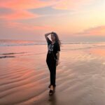 Roop Durgapal Instagram - That unfiltered magical Golden hour … 💓 . . . . . #odisha #traveller #beach #beachvibes #beachlover #puri #roopdurgapal #goldenhour