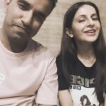 Roop Durgapal Instagram - Coffee aati hai tab tak gaa lia jaaye 😌❤️☕️ @roop_durgapal 🎶 . . . #piyatose #coffee #musician #bliss #singersadda #reels #artist #blissful #singing #oldisgold #oldsongs
