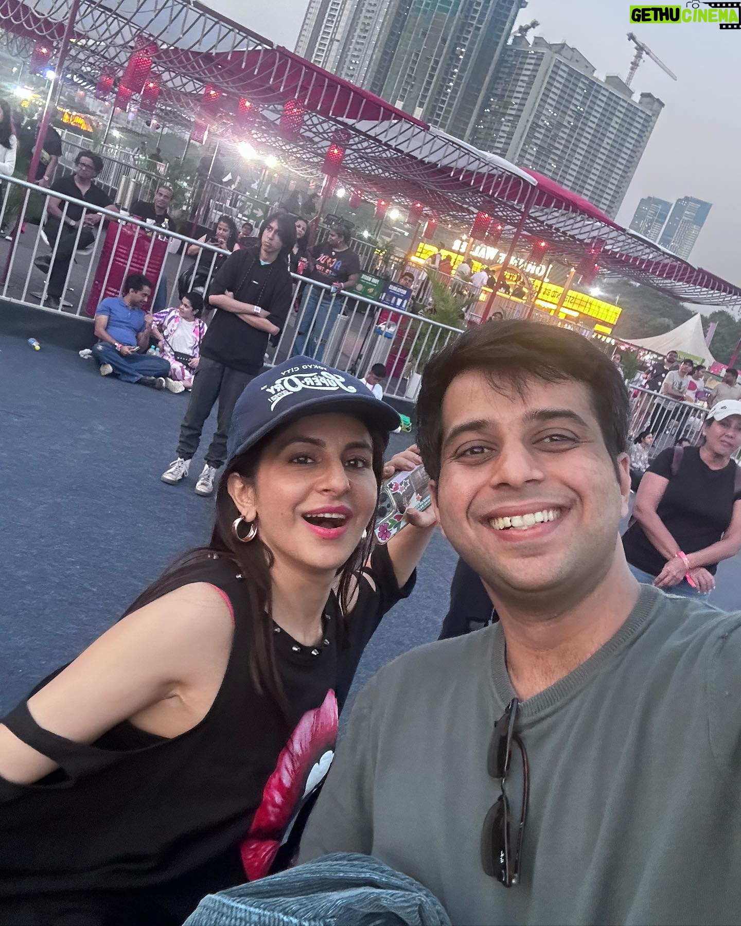 Roop Durgapal Instagram - Was totally posing, but it turned out to be candid as I spotted my dear friend ❤️.. @lollaindia @lollapalooza was fun 🤩 . . #lollapalooza2024 #musicfestival #RoopDurgapal