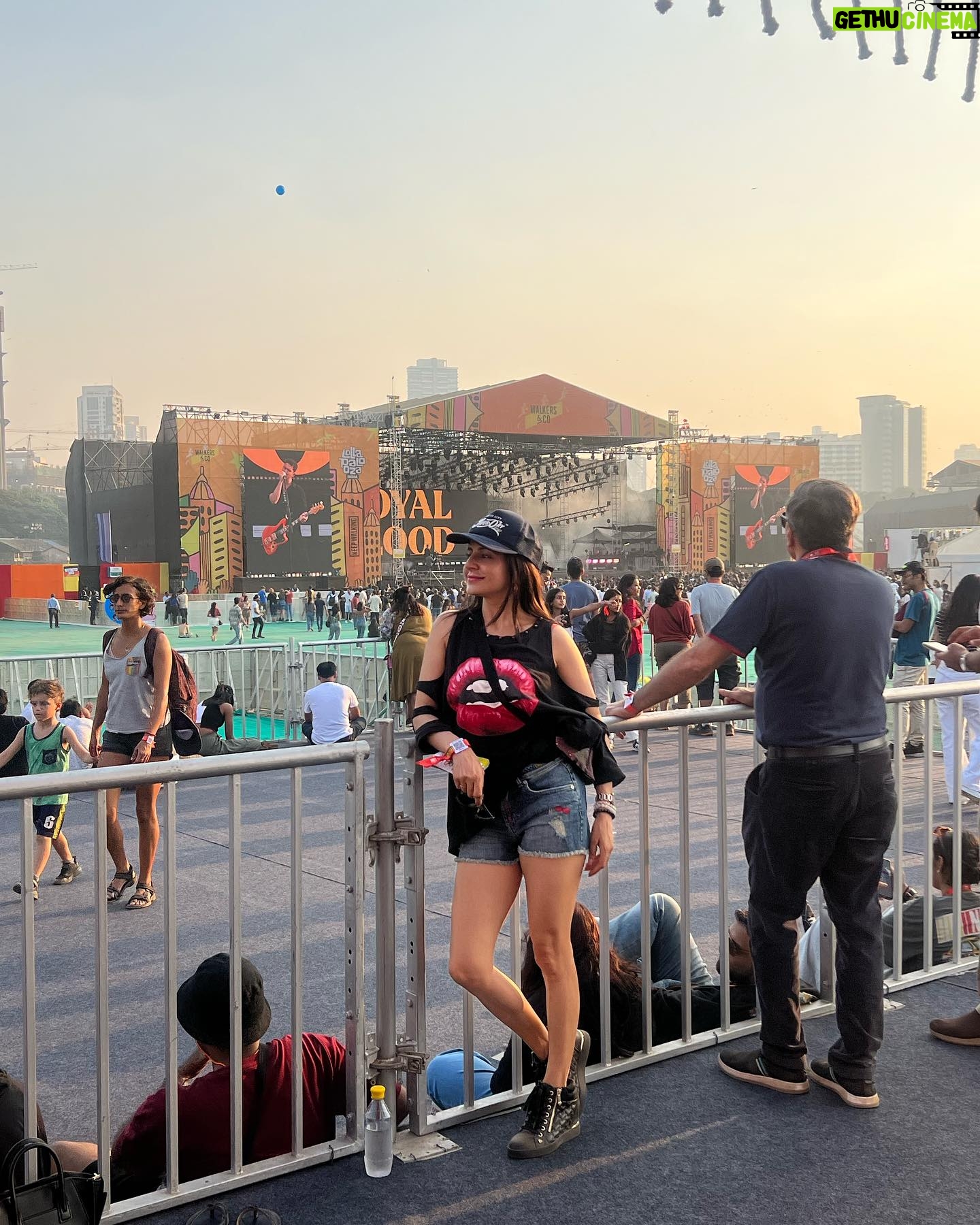 Roop Durgapal Instagram - Was totally posing, but it turned out to be candid as I spotted my dear friend ❤️.. @lollaindia @lollapalooza was fun 🤩 . . #lollapalooza2024 #musicfestival #RoopDurgapal