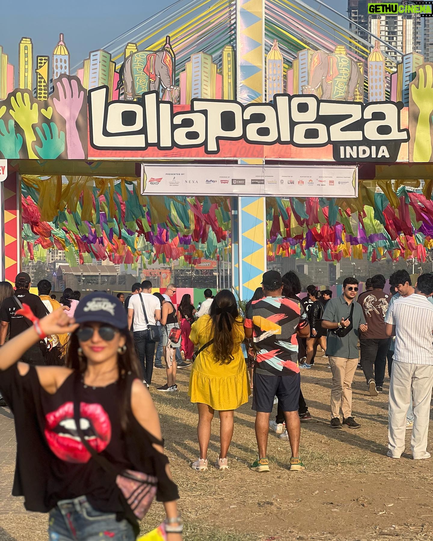 Roop Durgapal Instagram - Was totally posing, but it turned out to be candid as I spotted my dear friend ❤️.. @lollaindia @lollapalooza was fun 🤩 . . #lollapalooza2024 #musicfestival #RoopDurgapal