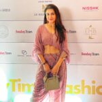 Roop Durgapal Instagram - For @timesfashionweek Wearing @sandhyashah.shah . . VC: @snehzala @rohitsaraiya.official . . . . . . . . . . . . #RoopDurgapal #réel #trendingreels #reels #reelvideo #reelkarofeelkaro #reelsinstagram #viral #viralvideos #bombaytimesfashionweek #bombaytimes