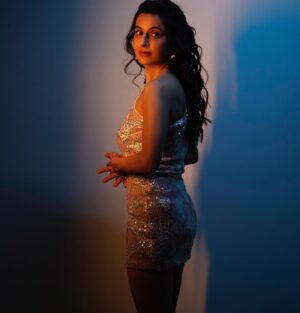 Roop Durgapal Instagram - Of glitter & color.. ✨ ✨ 
.
.
.
.

📸 : @sagarkumarmunjwani 
Wearing @athenalifestyle.in 
Hair & Makeup : @gleamora_simran 
.
.
.
.
#roopdurgapal #photoshoot #photooftheday #phoenix #photography