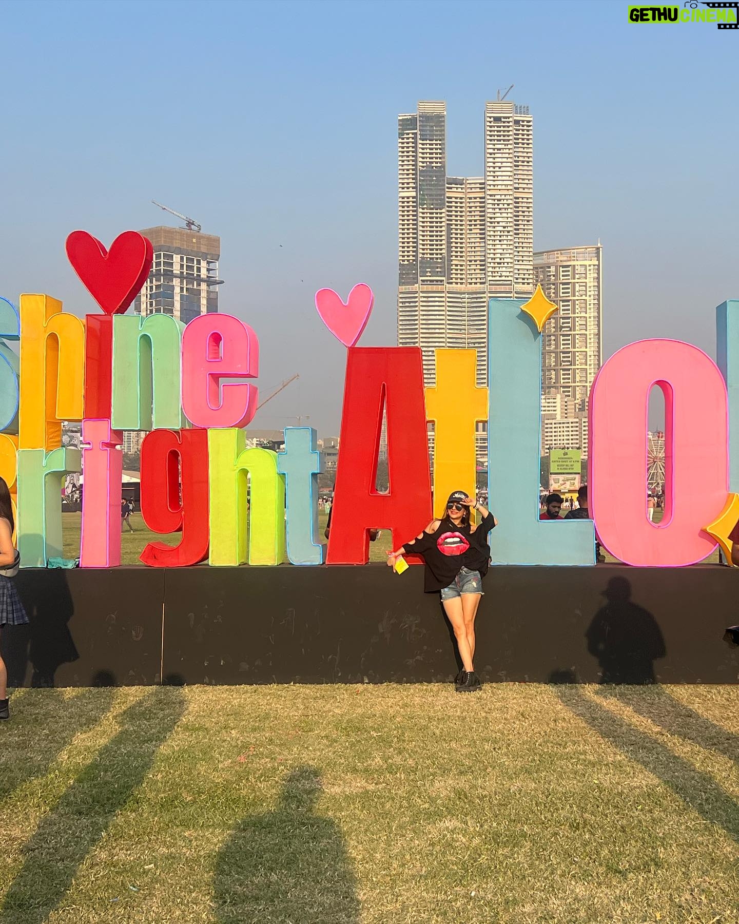 Roop Durgapal Instagram - Was totally posing, but it turned out to be candid as I spotted my dear friend ❤️.. @lollaindia @lollapalooza was fun 🤩 . . #lollapalooza2024 #musicfestival #RoopDurgapal