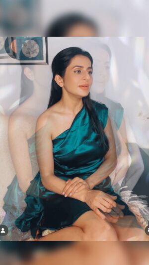 Roop Durgapal Instagram - Because singing is meditative 🧘 
.
.
Originally sung by @alisethiofficial 
.
.
.
.
#singing #noautotune #chandniraat #alisethi #singer #roopdurgapal #roopdurgapalsinging #reels #reelsinstagram #reelitfeelit #reelkarofeelkaro #reelsinstagram #reelindia #viral #viralvideos #viralsongs #viralvoice