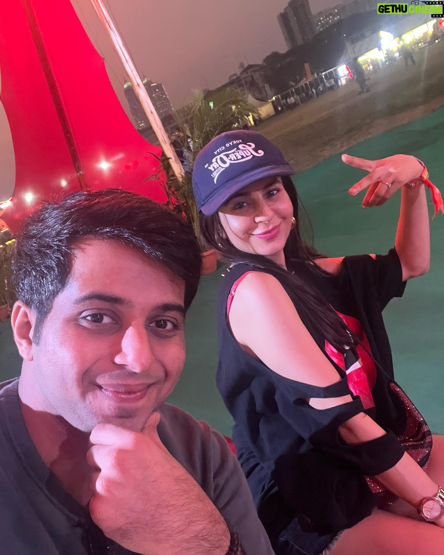 Roop Durgapal Instagram - Was totally posing, but it turned out to be candid as I spotted my dear friend ❤️.. @lollaindia @lollapalooza was fun 🤩 . . #lollapalooza2024 #musicfestival #RoopDurgapal