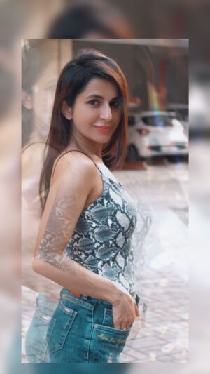 Roop Durgapal Instagram - Are you happy by chance or by choice ? 😏
.
.
.
.
.
.
.
.
 #reelsindia #réel #reelsinstagram #reelsvideo #reelitfeelit #trendingreels #trending #trendingsongs #trendingnow #reelkarofeelkaro #roopdurgapal