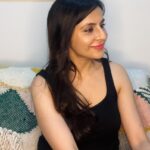 Roop Durgapal Instagram - वक़्त की कैद में ज़िन्दगी है मगर चंद घड़ियां यही हैं जो आज़ाद है . . . . Originally sung by #faridakhanum ji . . . . #singing #aajjanekizidnakaro #faridakhanum #noautotune #singer #roopdurgapal #roopdurgapalsinging #reels #reelsinstagram #reelitfeelit #reelkarofeelkaro #reelsinstagram #reelindia #viral #viralvideos #viralsongs #viralvoice
