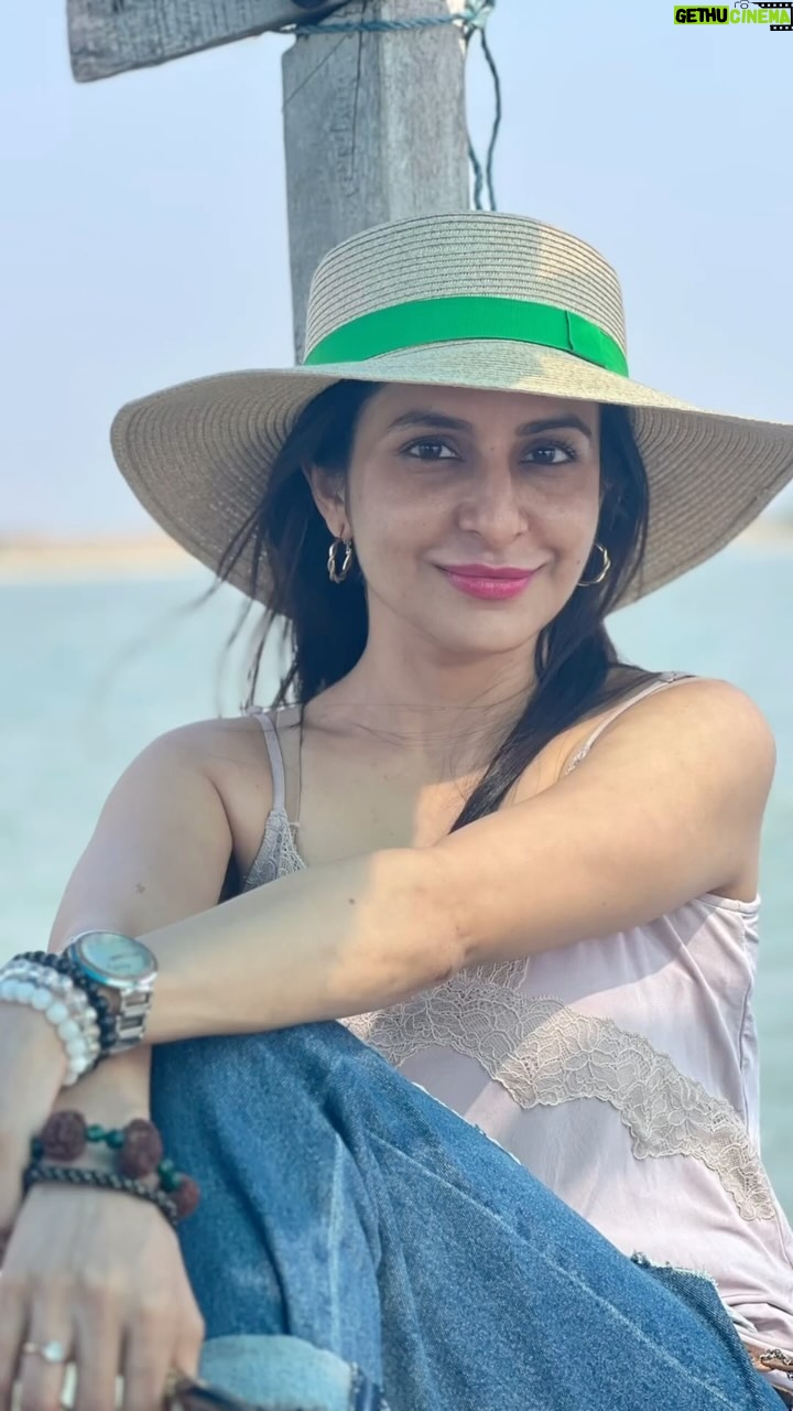 Roop Durgapal Instagram - Odisha part 2 . . . . #reelsindia #réel #reelsinstagram #reelsvideo #reelitfeelit #trendingreels #trending #trendingsongs #trendingnow #reelkarofeelkaro #roopdurgapal #chilika #chilikalake #beach #odisha #odishadiaries #odishagram #puri #indianheritage #indiapictures