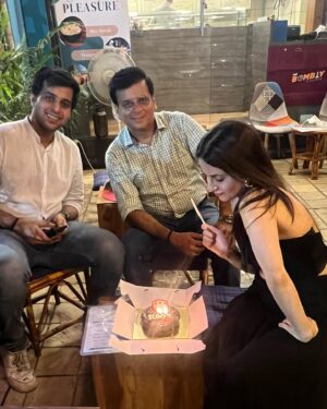 Roop Durgapal Instagram - Lo ji ek saal aur bade ho gaye 🦋🥳🥳
Birthday posts must be mandatory !!!! Delayed post by a day but everyday after my Birthday is an extension of that day.. so here I go .. Happppy 15th to meeee 🥳🥳❤️❤️❤️