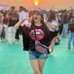 Roop Durgapal Instagram - Was totally posing, but it turned out to be candid as I spotted my dear friend ❤️.. @lollaindia @lollapalooza was fun 🤩 . . #lollapalooza2024 #musicfestival #RoopDurgapal