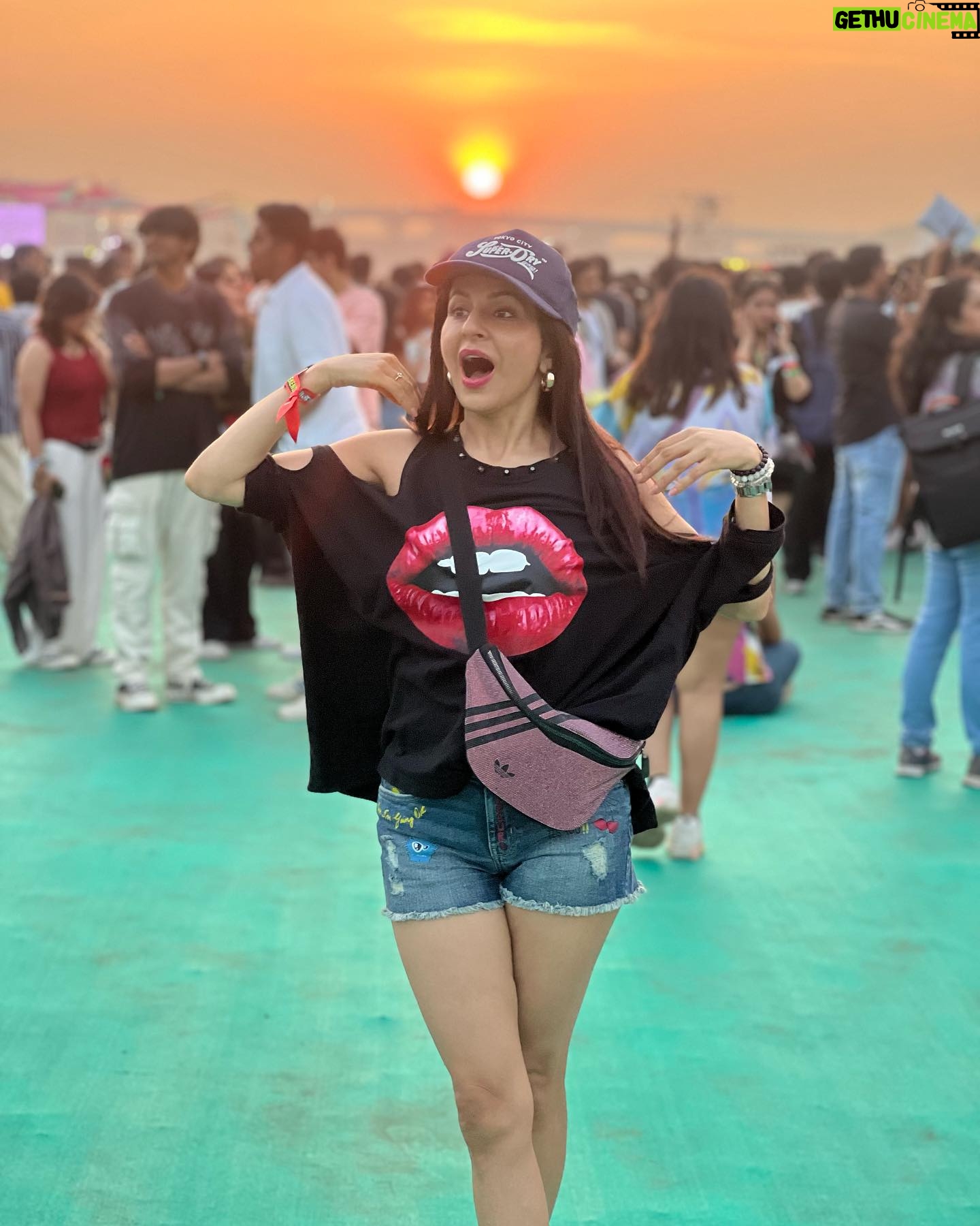 Roop Durgapal Instagram - Was totally posing, but it turned out to be candid as I spotted my dear friend ❤️.. @lollaindia @lollapalooza was fun 🤩 . . #lollapalooza2024 #musicfestival #RoopDurgapal