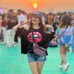 Roop Durgapal Instagram - Was totally posing, but it turned out to be candid as I spotted my dear friend ❤️.. @lollaindia @lollapalooza was fun 🤩 . . #lollapalooza2024 #musicfestival #RoopDurgapal