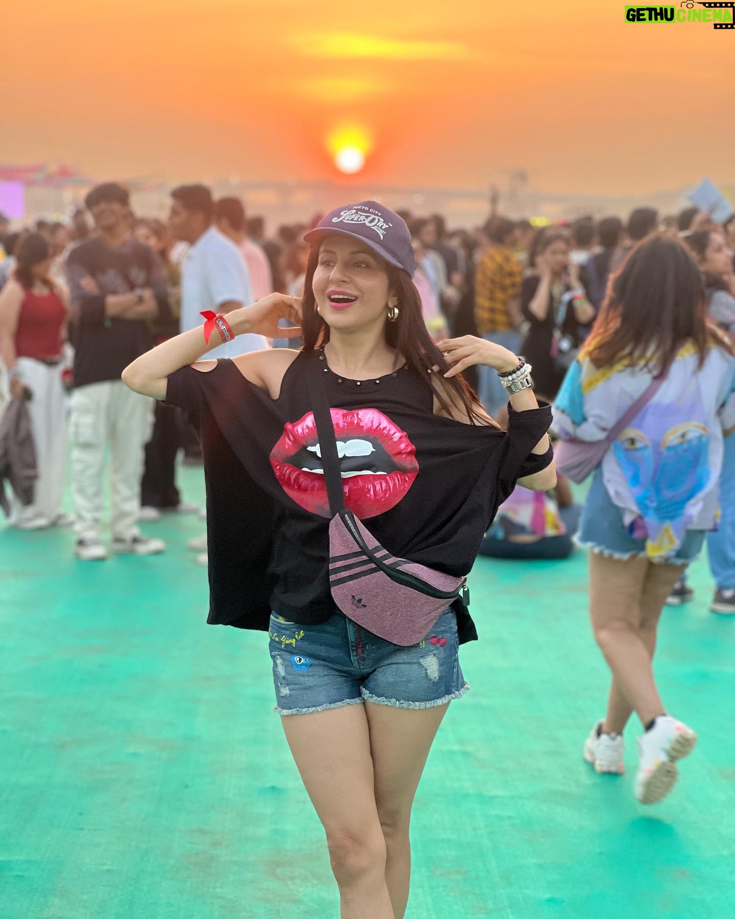 Roop Durgapal Instagram - Was totally posing, but it turned out to be candid as I spotted my dear friend ❤️.. @lollaindia @lollapalooza was fun 🤩 . . #lollapalooza2024 #musicfestival #RoopDurgapal