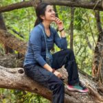 Roop Durgapal Instagram - रात भर करता रहा तेरी तारीफ़ चाँद से.. चाँद इतना जला के सुबह तक सूरज हो गया .. ☺️🥰 Do you also feel One with Nature ? . . . . #naturelovers #naturephotography #nature #naturelover #roopdurgapal #reelsindia #réel #reelsinstagram #reelsvideo #reelitfeelit #trendingreels #trending #trendingsongs #trendingnow #reelkarofeelkaro