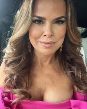 Rosa Blasi Instagram - This is not my audition for The Real Housewives of Hiddenville 😂 it’s the 1st @nickelodeon Kids Choice Awards I’ve attended in 5 years. Good to be reunited with part of my Thunderman and missing the ones not here!