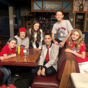 Rosa Blasi Instagram - Back in the Fall of 2019 when masks were used exclusively on Halloween… I shot an episode of #CoopAndCami that airs TONIGHT on @disneychannel 🎬Thanks to @rubyroseturner @dakotalotus @oliviasanabia @therebeccametz @paxtonbooth and @howiemeltzer310 for welcoming me into your set fam and for the laughs we had that week 🥰