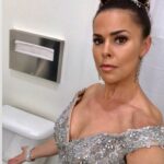 Rosa Blasi Instagram - A queen and her throne. #hack #bathroomselfie #setlife