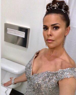 Rosa Blasi Instagram - A queen and her throne. #hack #bathroomselfie #setlife