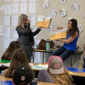 Rosa Blasi Instagram - “Oh the Places You’ll Go”...(like the hospital because I just exposed myself to elementary school kids during Coronavirus season?) 😷 Inappropriate jokes aside, honored to volunteer to read this morning for #readacrossamerica supporting literacy and the importance of books and reading 📚 📖 What’s your favorite book?