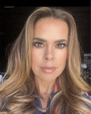 Rosa Blasi Instagram - If I look suprised in the first pic it’s bc my hair has never looked so good 😂 some bts of our gallery shoot promoting the movie that came out TODAY on @nickelodeon and @paramountplus #ThundemansReturns ⚡️