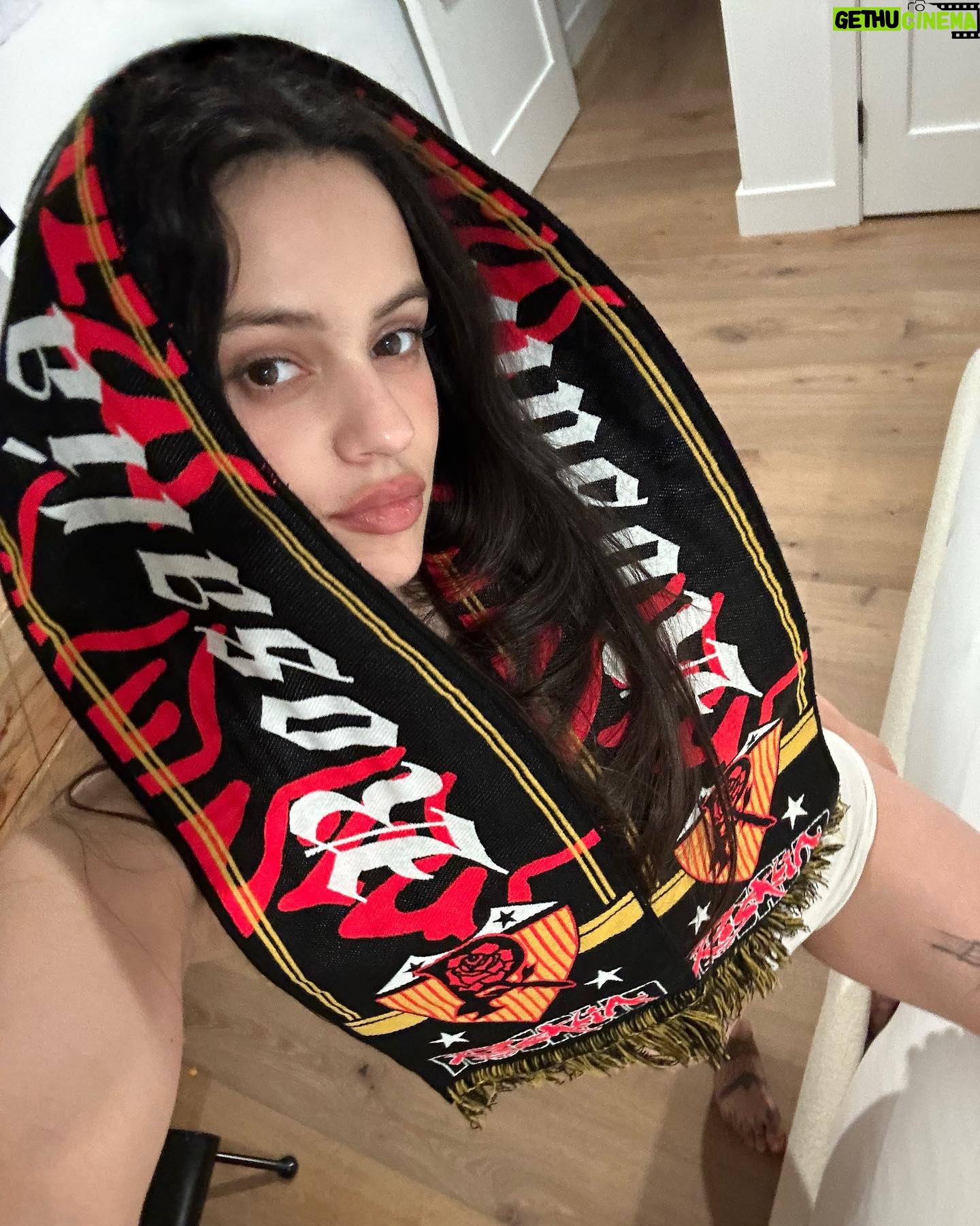 Rosalía Instagram - Hola, hoy toca post serio con caption serio: HOY HACE 2 AÑOS QUE SALIÓ MOTOMAMI lmklqwlmwlkqzkamksaaaaaaa puse el corazon la mente el alma la voz el cuerpo entero a este proyecto y lo recibisteis como se recibe al amor de tu vida en el aeropuerto después de que se haya tirado un par de años fuera ufff NUNCA DOY VUESTRO AMOR POR SENTADO gracias a eso pude hacer un tour por gran parte del mundo que no es poca cosa🙏 A veces cuesta acordarse de pk uno hace lo que hace, porque no es fácil levantar proyectos y hacer algo que los demás terminen escuchando, viendo, disfrutando y haciéndose suyo porque literalmente MOTOMAMI NO ES MÍO ES VUESTRO DESDE EL DÍA QUE SALIÓ❤️Madremía que recuerdos buscando estas fotos!!! son hechas a lo largo de los años que estaba preparando todo a ciegas porque una nunca sabe..y viéndolo en retrospectiva ahora es jebi!! eso se creó, eso pasó. Ultimamente he tenido un poco de montaña rusa en mi vida como sabéis pero como también sabéis soy una mujer que voy a muerte con todo lo que hago y tengo muchas ganas de hacer más música, más mundos, de meterme en más lios y de dar más🤲 Gracias GRACIAS GRACIAS ni en mis mejores sueños podía imaginar lo que Motomami ha terminado siendo y es por vosotros