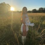 Rosalía Instagram - Hola, hoy toca post serio con caption serio: HOY HACE 2 AÑOS QUE SALIÓ MOTOMAMI lmklqwlmwlkqzkamksaaaaaaa puse el corazon la mente el alma la voz el cuerpo entero a este proyecto y lo recibisteis como se recibe al amor de tu vida en el aeropuerto después de que se haya tirado un par de años fuera ufff NUNCA DOY VUESTRO AMOR POR SENTADO gracias a eso pude hacer un tour por gran parte del mundo que no es poca cosa🙏 A veces cuesta acordarse de pk uno hace lo que hace, porque no es fácil levantar proyectos y hacer algo que los demás terminen escuchando, viendo, disfrutando y haciéndose suyo porque literalmente MOTOMAMI NO ES MÍO ES VUESTRO DESDE EL DÍA QUE SALIÓ❤️Madremía que recuerdos buscando estas fotos!!! son hechas a lo largo de los años que estaba preparando todo a ciegas porque una nunca sabe..y viéndolo en retrospectiva ahora es jebi!! eso se creó, eso pasó. Ultimamente he tenido un poco de montaña rusa en mi vida como sabéis pero como también sabéis soy una mujer que voy a muerte con todo lo que hago y tengo muchas ganas de hacer más música, más mundos, de meterme en más lios y de dar más🤲 Gracias GRACIAS GRACIAS ni en mis mejores sueños podía imaginar lo que Motomami ha terminado siendo y es por vosotros