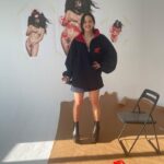 Rosalía Instagram - Hola, hoy toca post serio con caption serio: HOY HACE 2 AÑOS QUE SALIÓ MOTOMAMI lmklqwlmwlkqzkamksaaaaaaa puse el corazon la mente el alma la voz el cuerpo entero a este proyecto y lo recibisteis como se recibe al amor de tu vida en el aeropuerto después de que se haya tirado un par de años fuera ufff NUNCA DOY VUESTRO AMOR POR SENTADO gracias a eso pude hacer un tour por gran parte del mundo que no es poca cosa🙏 A veces cuesta acordarse de pk uno hace lo que hace, porque no es fácil levantar proyectos y hacer algo que los demás terminen escuchando, viendo, disfrutando y haciéndose suyo porque literalmente MOTOMAMI NO ES MÍO ES VUESTRO DESDE EL DÍA QUE SALIÓ❤️Madremía que recuerdos buscando estas fotos!!! son hechas a lo largo de los años que estaba preparando todo a ciegas porque una nunca sabe..y viéndolo en retrospectiva ahora es jebi!! eso se creó, eso pasó. Ultimamente he tenido un poco de montaña rusa en mi vida como sabéis pero como también sabéis soy una mujer que voy a muerte con todo lo que hago y tengo muchas ganas de hacer más música, más mundos, de meterme en más lios y de dar más🤲 Gracias GRACIAS GRACIAS ni en mis mejores sueños podía imaginar lo que Motomami ha terminado siendo y es por vosotros