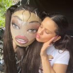 Rosalía Instagram - Hola, hoy toca post serio con caption serio: HOY HACE 2 AÑOS QUE SALIÓ MOTOMAMI lmklqwlmwlkqzkamksaaaaaaa puse el corazon la mente el alma la voz el cuerpo entero a este proyecto y lo recibisteis como se recibe al amor de tu vida en el aeropuerto después de que se haya tirado un par de años fuera ufff NUNCA DOY VUESTRO AMOR POR SENTADO gracias a eso pude hacer un tour por gran parte del mundo que no es poca cosa🙏 A veces cuesta acordarse de pk uno hace lo que hace, porque no es fácil levantar proyectos y hacer algo que los demás terminen escuchando, viendo, disfrutando y haciéndose suyo porque literalmente MOTOMAMI NO ES MÍO ES VUESTRO DESDE EL DÍA QUE SALIÓ❤️Madremía que recuerdos buscando estas fotos!!! son hechas a lo largo de los años que estaba preparando todo a ciegas porque una nunca sabe..y viéndolo en retrospectiva ahora es jebi!! eso se creó, eso pasó. Ultimamente he tenido un poco de montaña rusa en mi vida como sabéis pero como también sabéis soy una mujer que voy a muerte con todo lo que hago y tengo muchas ganas de hacer más música, más mundos, de meterme en más lios y de dar más🤲 Gracias GRACIAS GRACIAS ni en mis mejores sueños podía imaginar lo que Motomami ha terminado siendo y es por vosotros