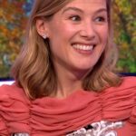 Rosamund Pike Instagram – “She’s not that bright, but she thinks she is!” 😅

@mspike talks Elspeth, her scene-stealing character in #Saltburn. 

#TheOneShow #iPlayer