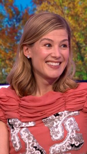 Rosamund Pike Instagram - “She’s not that bright, but she thinks she is!” 😅

@mspike talks Elspeth, her scene-stealing character in #Saltburn. 

#TheOneShow #iPlayer