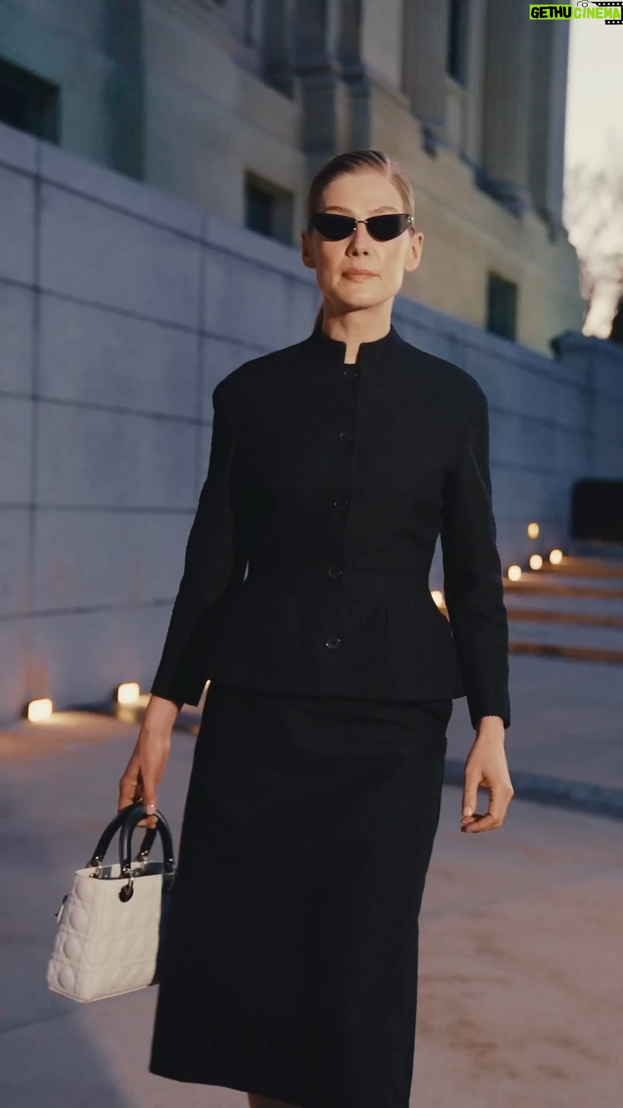 Rosamund Pike Instagram - The confident strut says it all as Dior ambassador @MsPike arrives at the @BrooklynMuseum for #DiorFall2024 by @MariaGraziaChiuri.