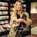 Rosamund Pike Instagram - Unveiling the latest Book Tote Club edition featuring House friend @MsPike as she ventures into the storied @HatchardsPiccadilly, one of London's oldest bookshops, with her #DiorBookTote from #DiorSS23 by @MariaGraziaChiuri. Stay tuned for the upcoming video where she shares her beloved literary treasures, from timeless classics to contemporary gems. © @MarionBerrin