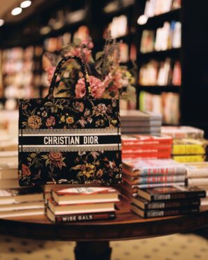 Rosamund Pike Instagram - Unveiling the latest Book Tote Club edition featuring House friend @MsPike as she ventures into the storied @HatchardsPiccadilly, one of London's oldest bookshops, with her #DiorBookTote from #DiorSS23 by @MariaGraziaChiuri. Stay tuned for the upcoming video where she shares her beloved literary treasures, from timeless classics to contemporary gems.
© @MarionBerrin