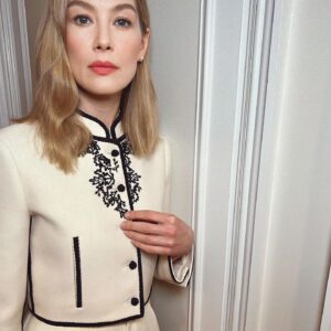 Rosamund Pike Instagram - What a dream last night to be honoured with the award for “Best Female Narrator” for my reading of “The Eye of the World” at the Audies in New York last night. Recording  these Robert Jordan books, following in the footsteps of Michael Kramer and Kate Reading, has been emotional, wonderful, exhausting, momentous and deeply rewarding. At every step I have been inspired by the voices of my amazing cast mates in @thewheeloftime . My mother, Caroline Friend, shared the win last night, as my creative partner and director of these audiobooks. Thank you Audies and thank you to my beautiful fellow nominees for being so welcoming last night! ❤️
