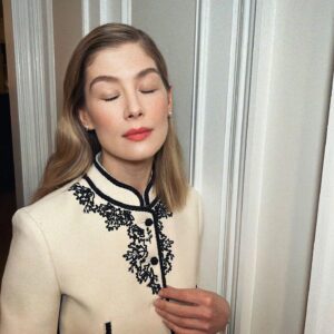 Rosamund Pike Instagram - What a dream last night to be honoured with the award for “Best Female Narrator” for my reading of “The Eye of the World” at the Audies in New York last night. Recording  these Robert Jordan books, following in the footsteps of Michael Kramer and Kate Reading, has been emotional, wonderful, exhausting, momentous and deeply rewarding. At every step I have been inspired by the voices of my amazing cast mates in @thewheeloftime . My mother, Caroline Friend, shared the win last night, as my creative partner and director of these audiobooks. Thank you Audies and thank you to my beautiful fellow nominees for being so welcoming last night! ❤️