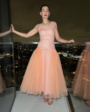 Rosamund Pike Instagram - LA DREAMING… night before the @goldenglobes . Lights of Los Angeles never fail to transfix me. A night to play in a @mollygoddard dress of dreams. We had FUN!
Styling @leithclark makeup @melaniemakeup  hair @davidebarbieri_ dress @mollygoddard jewellery @repossi shoes @jimmychoo @saltburnfilm