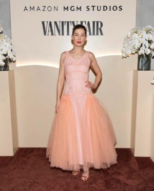 Rosamund Pike Instagram - LA DREAMING… night before the @goldenglobes . Lights of Los Angeles never fail to transfix me. A night to play in a @mollygoddard dress of dreams. We had FUN!
Styling @leithclark makeup @melaniemakeup  hair @davidebarbieri_ dress @mollygoddard jewellery @repossi shoes @jimmychoo @saltburnfilm