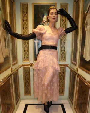 Rosamund Pike Instagram - You know when you just don’t want to be disturbed and you’re supposed to go to a party 

@erdem @leithclark @amanda.grossman @davidebarbieri_ @debeersofficial