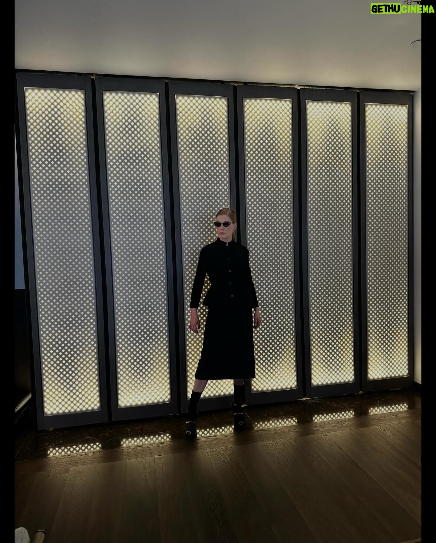 Rosamund Pike Instagram - Il gesto femminista . Thank you @mariagraziachiuri @Dior Strong minds. Strong feelings.