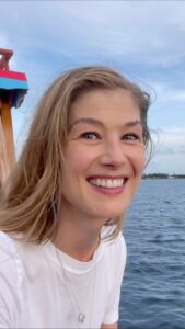 Rosamund Pike Instagram - I had never seen dolphins before this day, on a traditional Maldivian dhoni, when sunset brought them playing alongside our boat. A sheer expression of freedom. I was enchanted. I hope this video makes you smile too. Thank you to the Dive Butler team at @patinamaldives …
