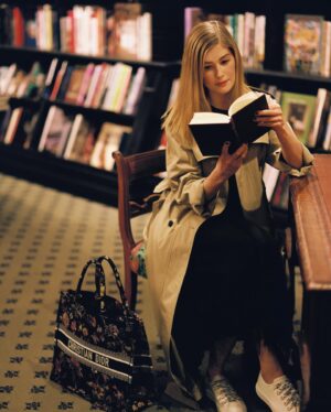 Rosamund Pike Instagram - Amidst the plethora of treasures discovered, one gem sparkled the brightest – the joy of being in a bookshop with no one around. As we bid farewell to the second edition of Book Tote Club, our House friend @MsPike carrying her #DiorBookTote by @MariaGraziaChiuri embraced the enriching experience of traveling the world while sitting still, in the presence of captivating company found within the realm of literature.
© @MarionBerrin