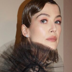 Rosamund Pike Instagram - Hello again. Getting ready for a Wedding in London and thinking the last time I got dressed up was for @dior ‘s spectacular ball in Venice in April .. I never shared the pictures of the look created by maestro @davidebarbieri_ and @valeriaferreiramakeup that befitted a night walk through torch lit streets guided by men shadowed by umbrellas and capes to the opera house… to @mariagraziachiuri ‘s vision of how theatre, beauty and fashion can coincide in a mysterious, romantic dream.