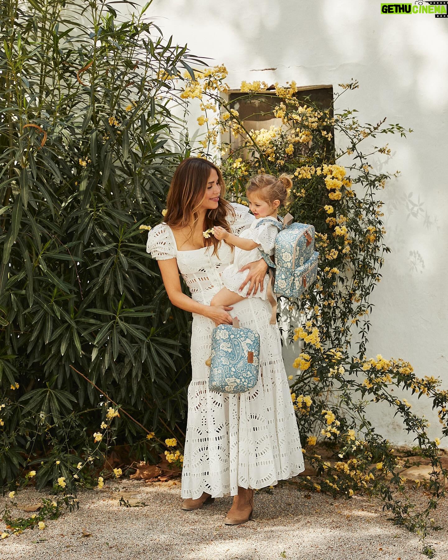 Rosanna Zanetti Instagram - Me tiene enamorada esta campaña de mi colección LOVELY FRIENDS para @betribe_bags_ Todas las fotos son tan especiales y los mini modelos ni se diga✨ Cada etapa del proceso y la conexión fue magia pura! #BetribeXRosannaZanetti