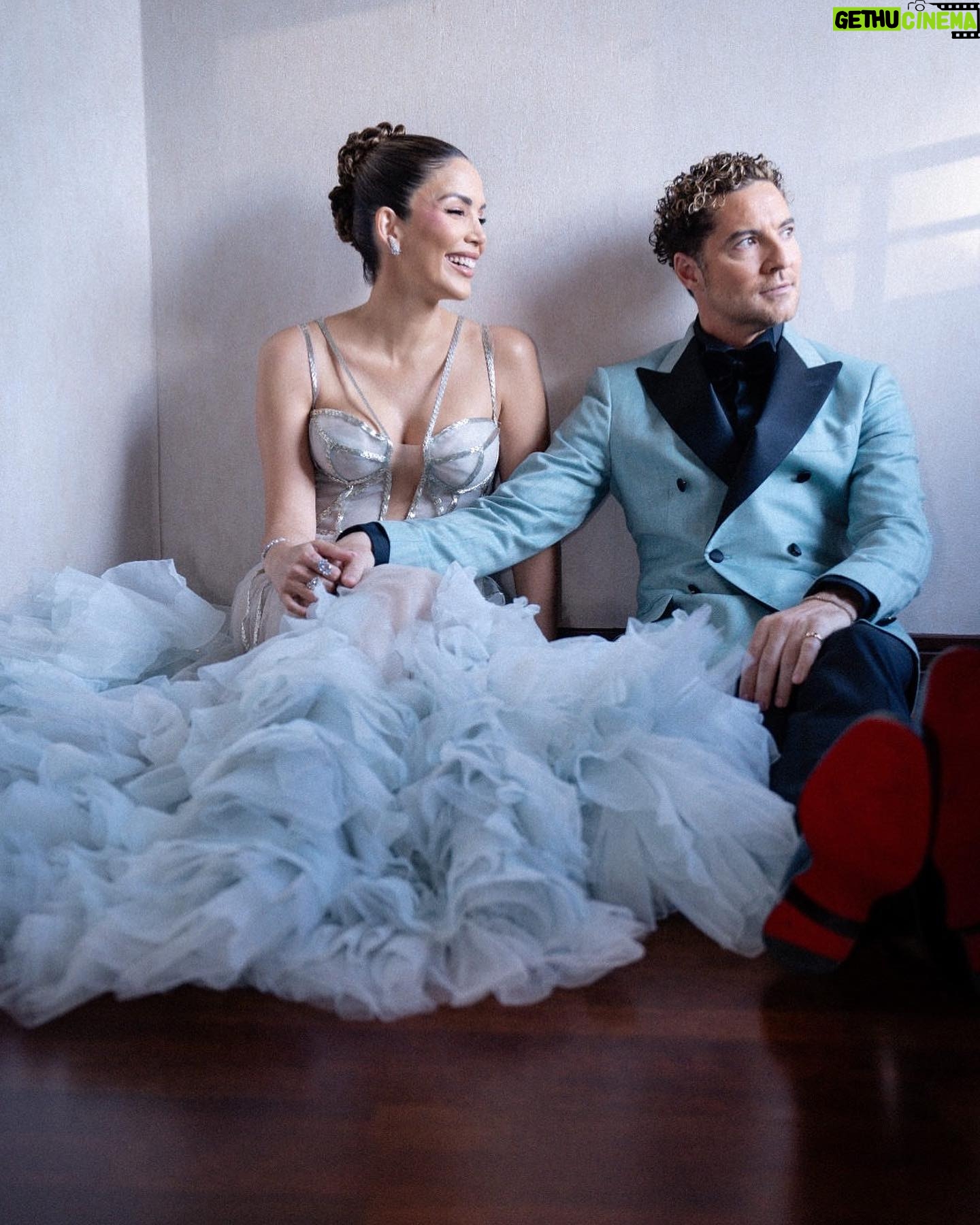 Rosanna Zanetti Instagram - David Bisbal (@davidbisbal) y Rosanna Zanetti (@rosannazanetti) han pisado por primera vez este año la alfombra roja de los Premios #Goya y además el almeriense ha sido el encargado de abrir la gala. “Me hace mucha ilusión, es una gala muy importante que reconoce y premia los trabajos más destacados del cine español. El artista y su mujer nos reciben poco antes de posar espectaculares en la alfombra roja de los premios del cine y su estilista, Víctor Blanco, nos da las claves de sus looks. LINK EN LA BIO. Por Nuria Hernández (@nuriahc) Fotos: Pablo Montilla (@pablomontilla) Maquillaje: Roberto Ramos Cabello: Jesús de Paula (@jesusdepaula) para @ghdspain Rosanna: Havana Joyeros, Marchesa y Rene Caovilla. David: Bvlgari, CORNELIANI y Louboutin. Estilismo: Víctor Blanco (@victorblancostudio) Asistente de estilismo: Jesús Ramirez