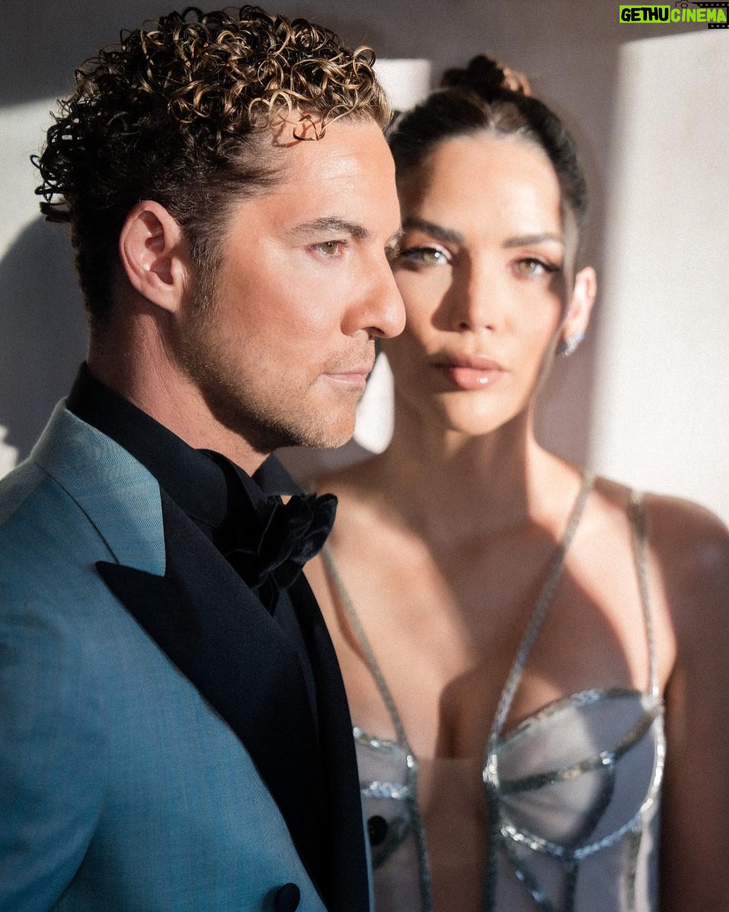 Rosanna Zanetti Instagram - David Bisbal (@davidbisbal) y Rosanna Zanetti (@rosannazanetti) han pisado por primera vez este año la alfombra roja de los Premios #Goya y además el almeriense ha sido el encargado de abrir la gala. “Me hace mucha ilusión, es una gala muy importante que reconoce y premia los trabajos más destacados del cine español. El artista y su mujer nos reciben poco antes de posar espectaculares en la alfombra roja de los premios del cine y su estilista, Víctor Blanco, nos da las claves de sus looks. LINK EN LA BIO. Por Nuria Hernández (@nuriahc) Fotos: Pablo Montilla (@pablomontilla) Maquillaje: Roberto Ramos Cabello: Jesús de Paula (@jesusdepaula) para @ghdspain Rosanna: Havana Joyeros, Marchesa y Rene Caovilla. David: Bvlgari, CORNELIANI y Louboutin. Estilismo: Víctor Blanco (@victorblancostudio) Asistente de estilismo: Jesús Ramirez