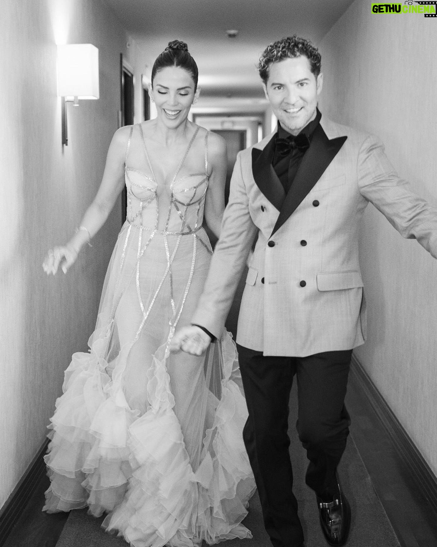 Rosanna Zanetti Instagram - David Bisbal (@davidbisbal) y Rosanna Zanetti (@rosannazanetti) han pisado por primera vez este año la alfombra roja de los Premios #Goya y además el almeriense ha sido el encargado de abrir la gala. “Me hace mucha ilusión, es una gala muy importante que reconoce y premia los trabajos más destacados del cine español. El artista y su mujer nos reciben poco antes de posar espectaculares en la alfombra roja de los premios del cine y su estilista, Víctor Blanco, nos da las claves de sus looks. LINK EN LA BIO. Por Nuria Hernández (@nuriahc) Fotos: Pablo Montilla (@pablomontilla) Maquillaje: Roberto Ramos Cabello: Jesús de Paula (@jesusdepaula) para @ghdspain Rosanna: Havana Joyeros, Marchesa y Rene Caovilla. David: Bvlgari, CORNELIANI y Louboutin. Estilismo: Víctor Blanco (@victorblancostudio) Asistente de estilismo: Jesús Ramirez