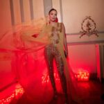 Rosanna Zanetti Instagram – 💛🌙✨

Fotitos de la fiesta de @bulululife después de los Goya. Sigo soñando con este look!

📸 @adrian_nucelaar
