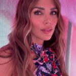 Rosanna Zanetti Instagram - Color, flores, música, risas… Qué más se puede pedir? 💖✨🌸 @moeyewear #casaMObouquet Maquillaje @robertoramosmakeup @yslbeauty Cabello @jesusdepaula @ghdspain Look @magdabutrym @femme_la @victorblancostudio